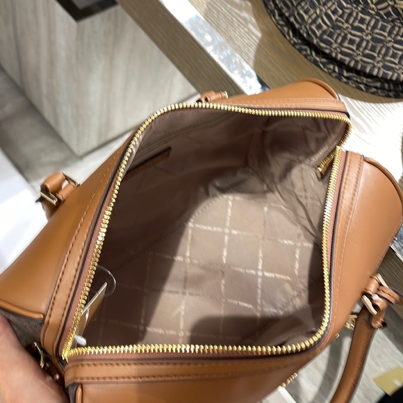 Michael Kors med Duffel Travel - Leather/Coated
35S2GTFU2B
BROWN
MD DUFFLE NWT - Picture 16 of 16